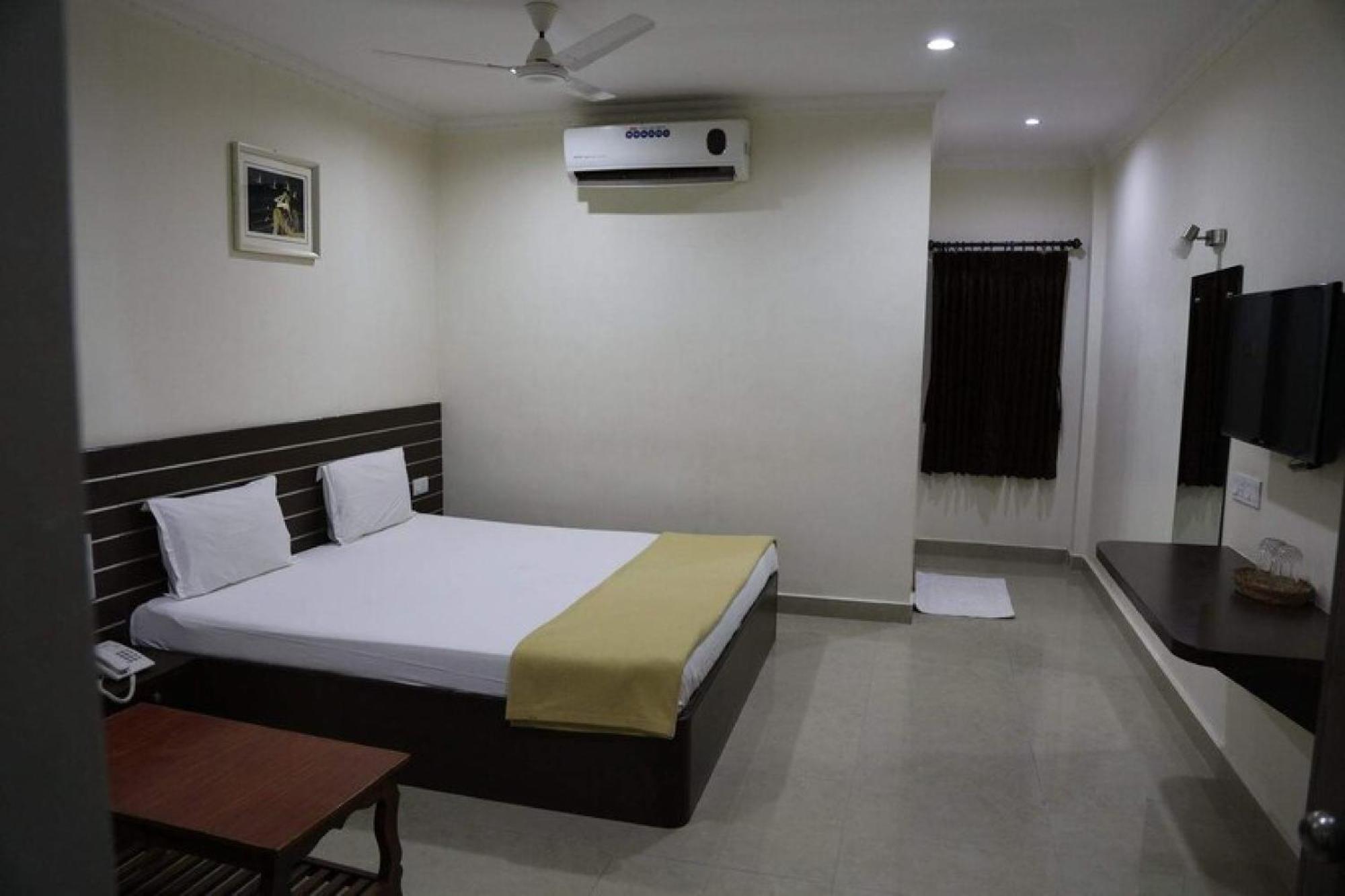 Empire Hotel 2*