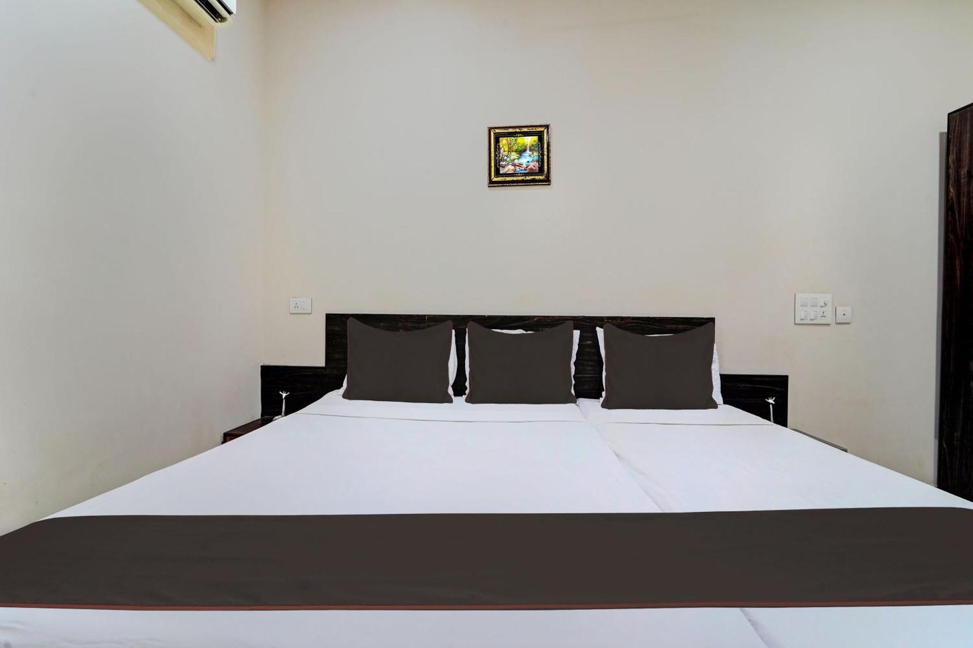 Collection O G Silver Near Airport Hotel 4*