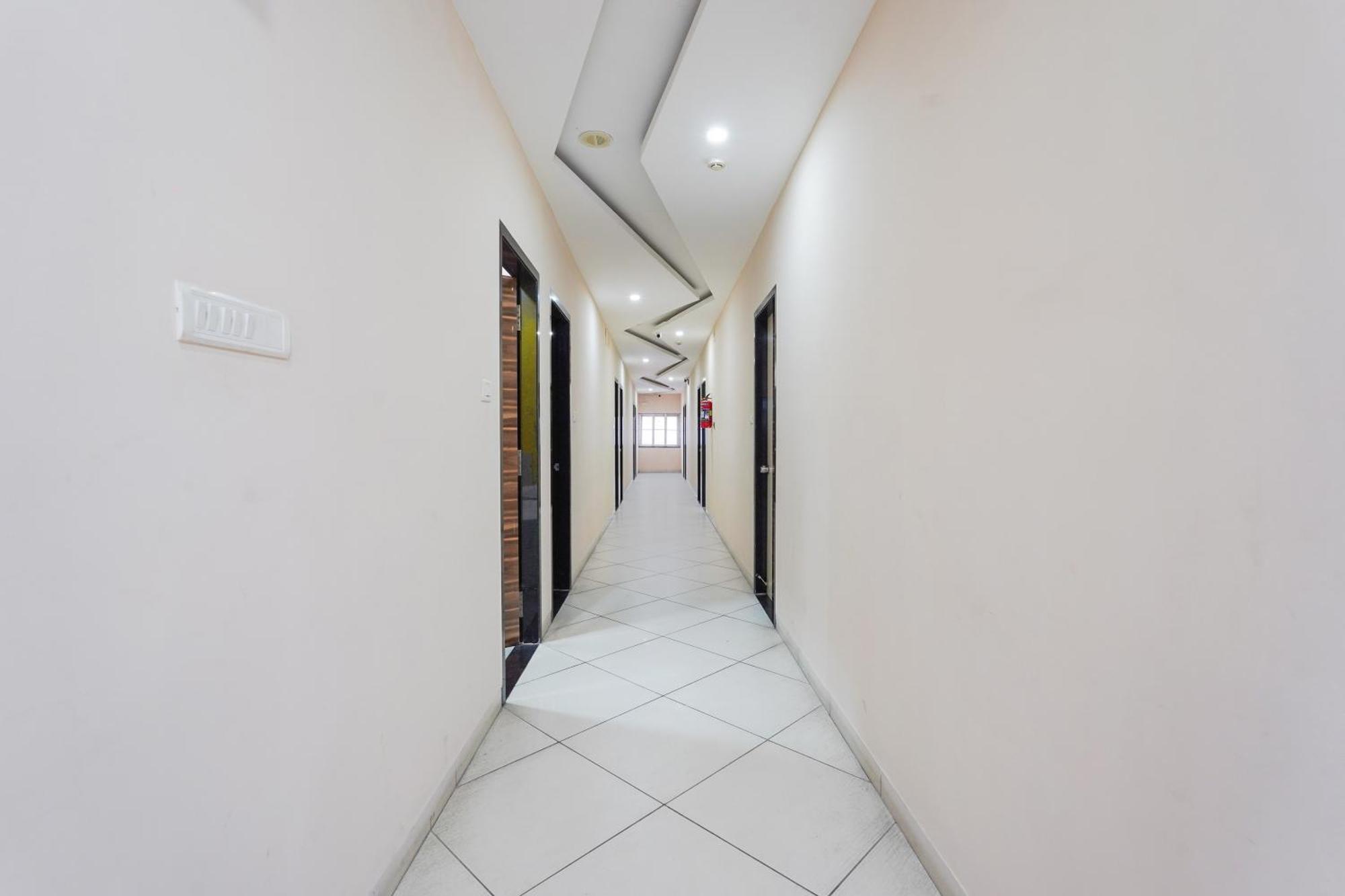 Hotel Super Townhouse Purushawalakm