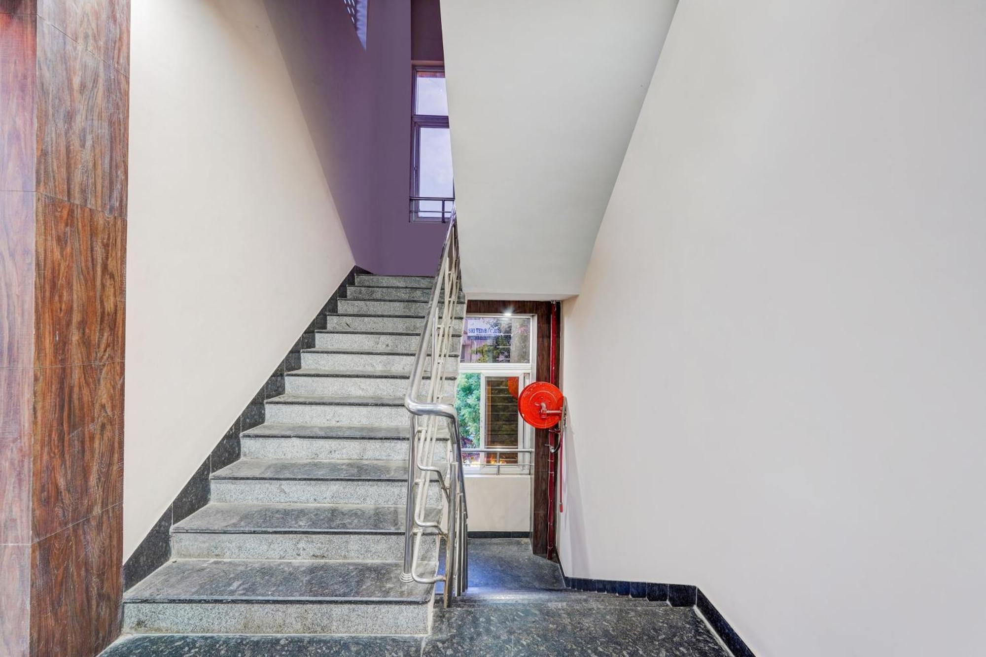 Super Townhouse Purushawalakm Hotel