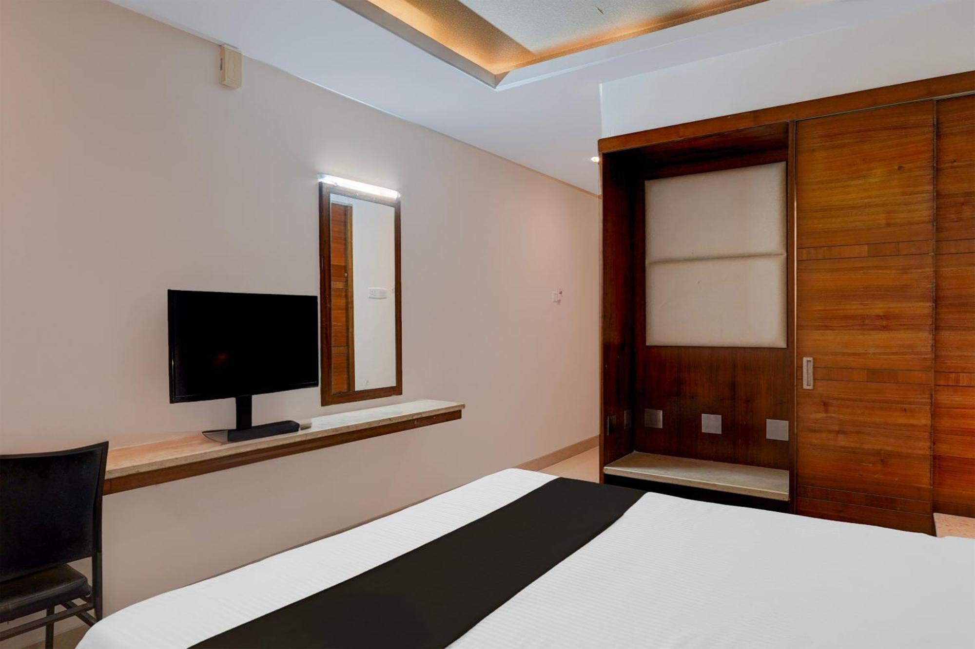Super Townhouse Arcot Road Near Kauvery Hospital Hotel 4*