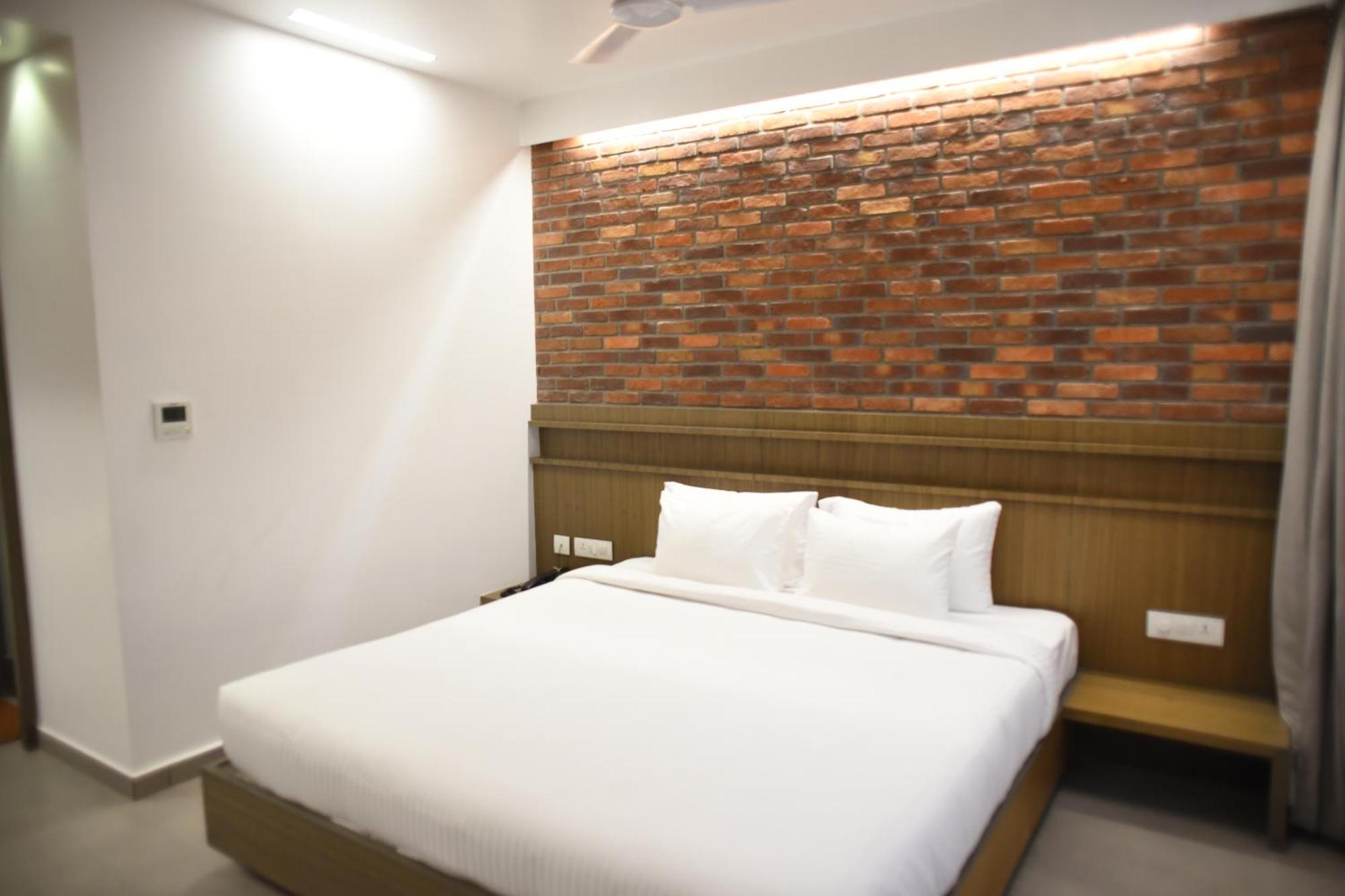 Hotel Rathna Residency - Near Us Consulate *
