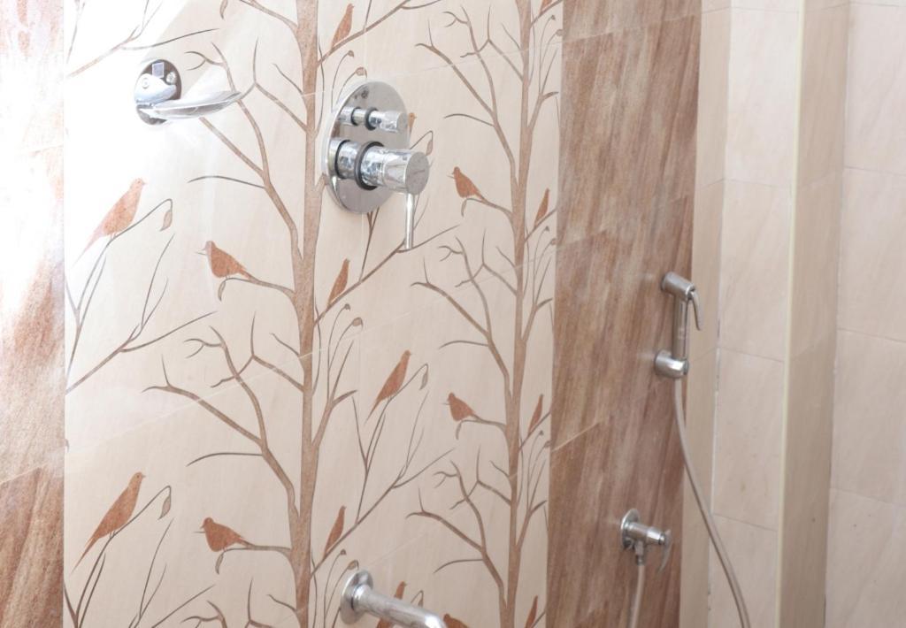 Starlight Near Dlf,l&t,miot,tradecenter,ramachandra Medical Coll Guest house *