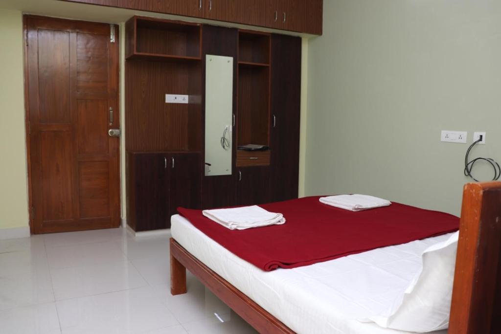 Starlight Near Dlf,l&t,miot,tradecenter,ramachandra Medical Coll Guest house Chennai