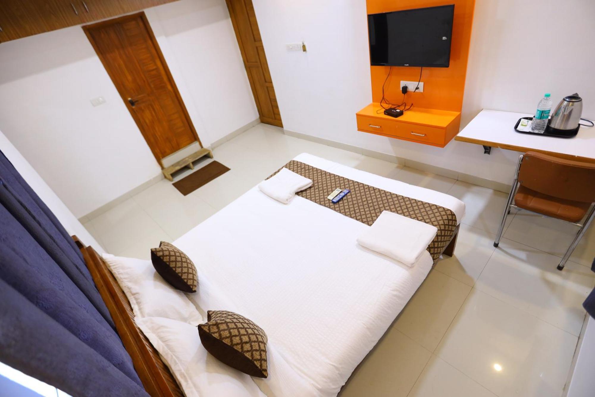 Starlight Near Dlf,l&t,miot,tradecenter,ramachandra Medical Coll Guest house
