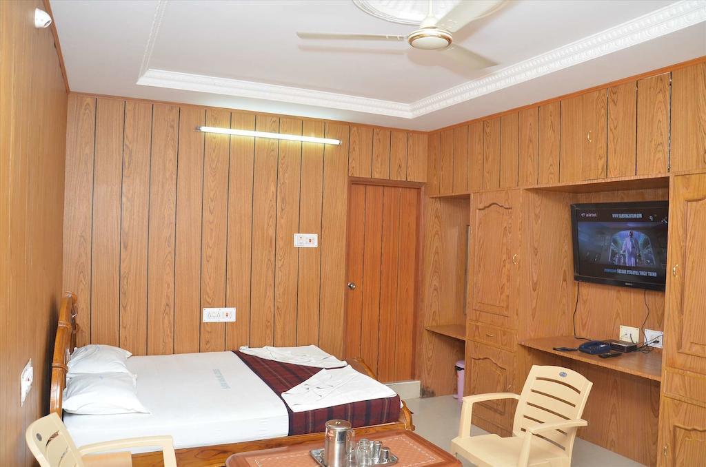 Saravanan Lodge