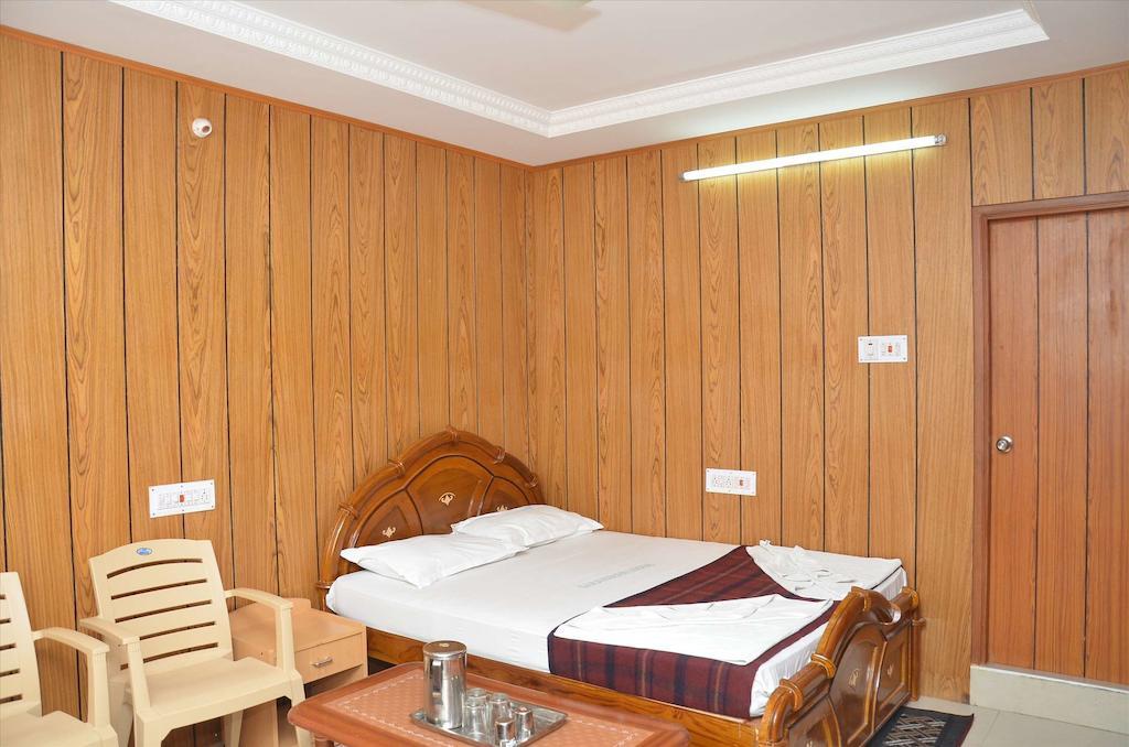 Saravanan Lodge