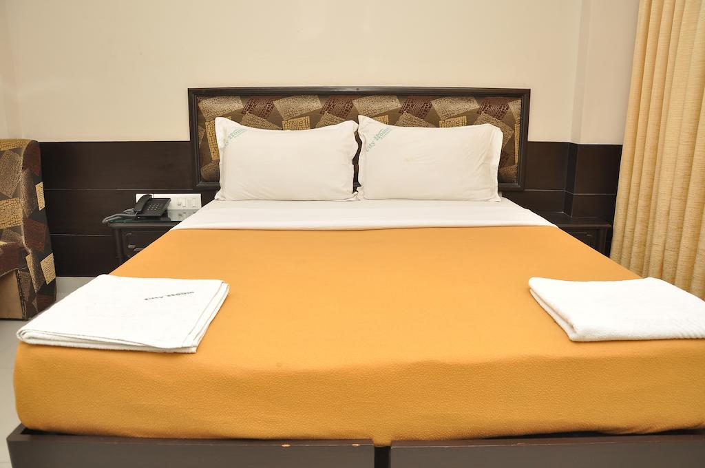 Hotel City *