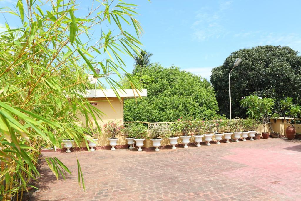 Hanu Reddy Residences Wallace Garden 3*
