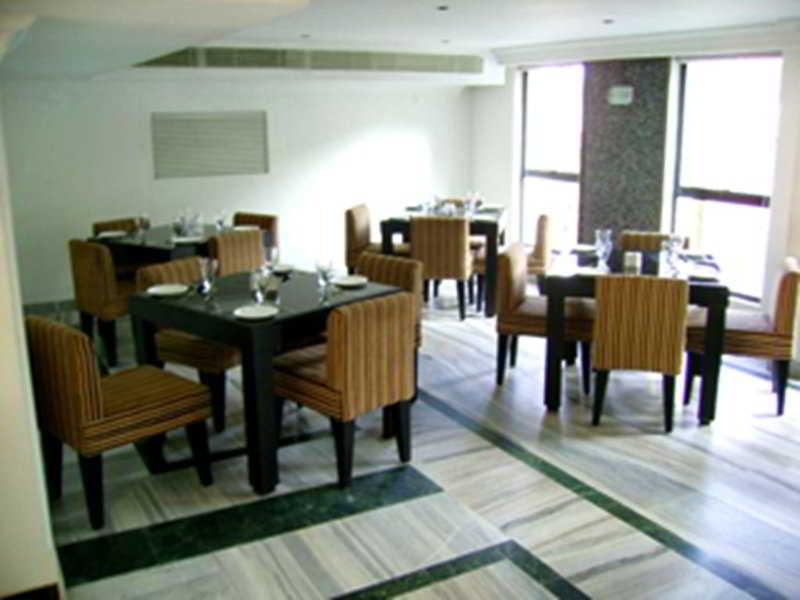 Park Plaza Hotel 2*