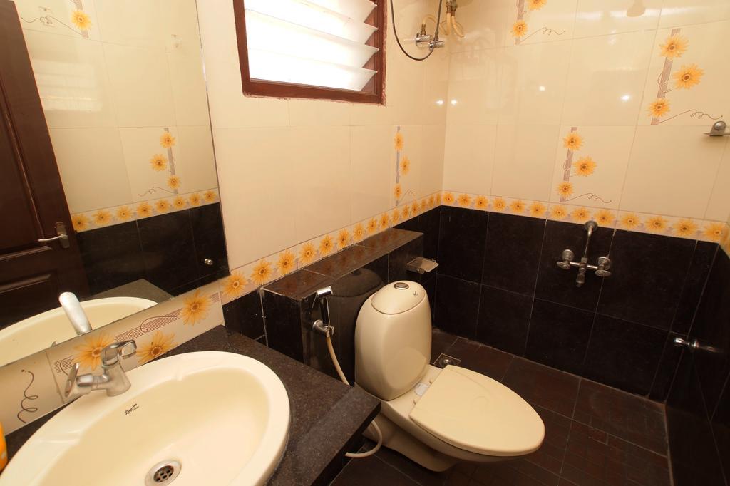 Guest house Lloyds Serviced Apartments, Near Music Academy