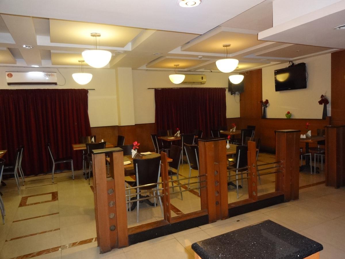 Super Townhouse Koyambedu 4*