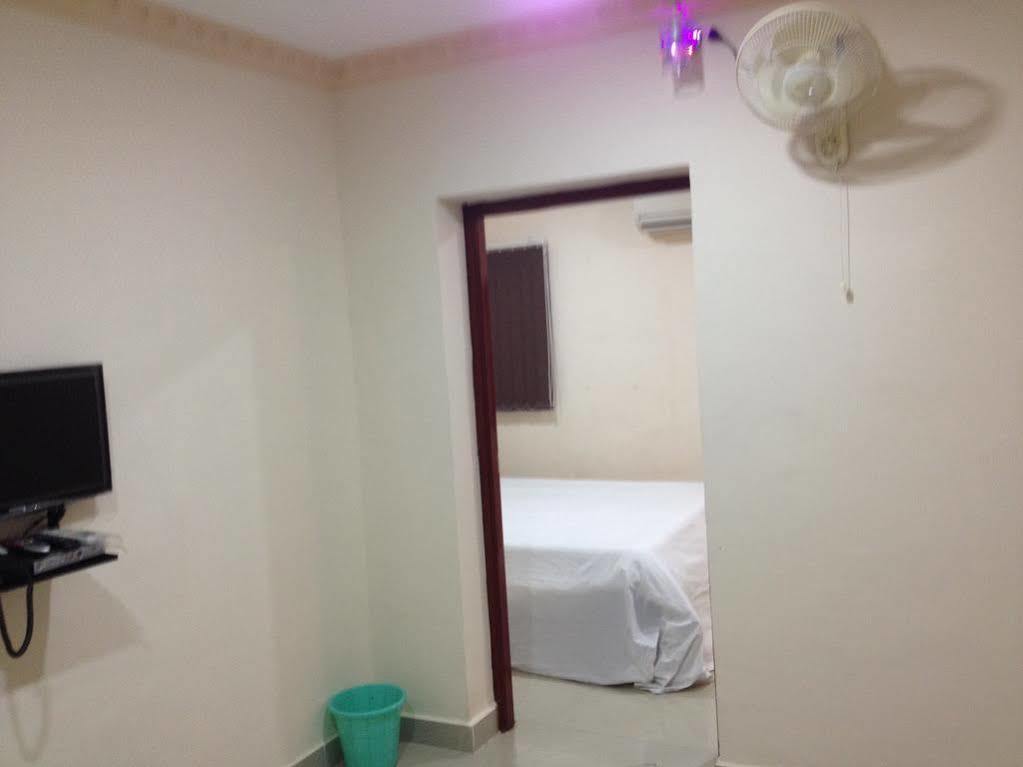 Hotel M J *