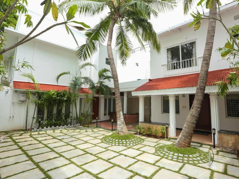 Avenue 11 Boutique Residences, Poes Garden Hotel 3*