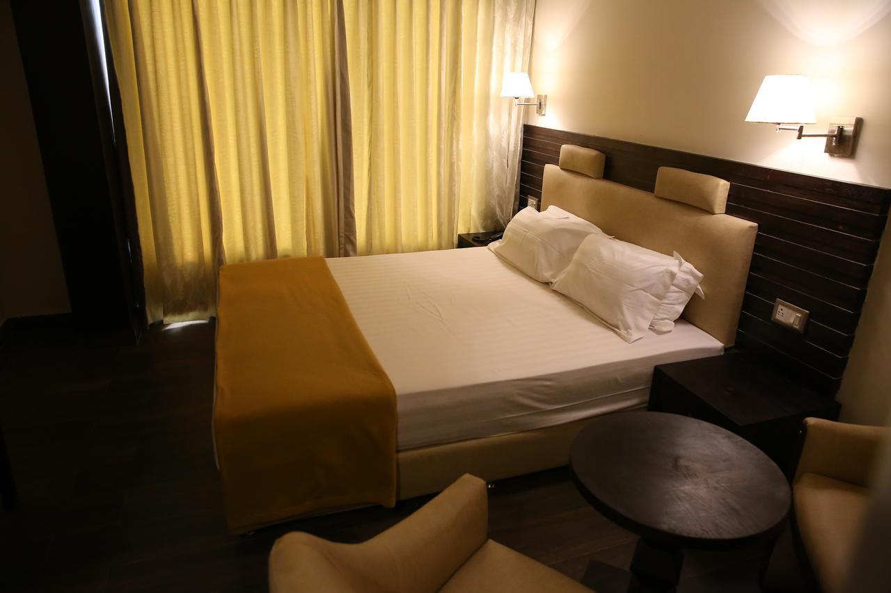La Castle Hotel