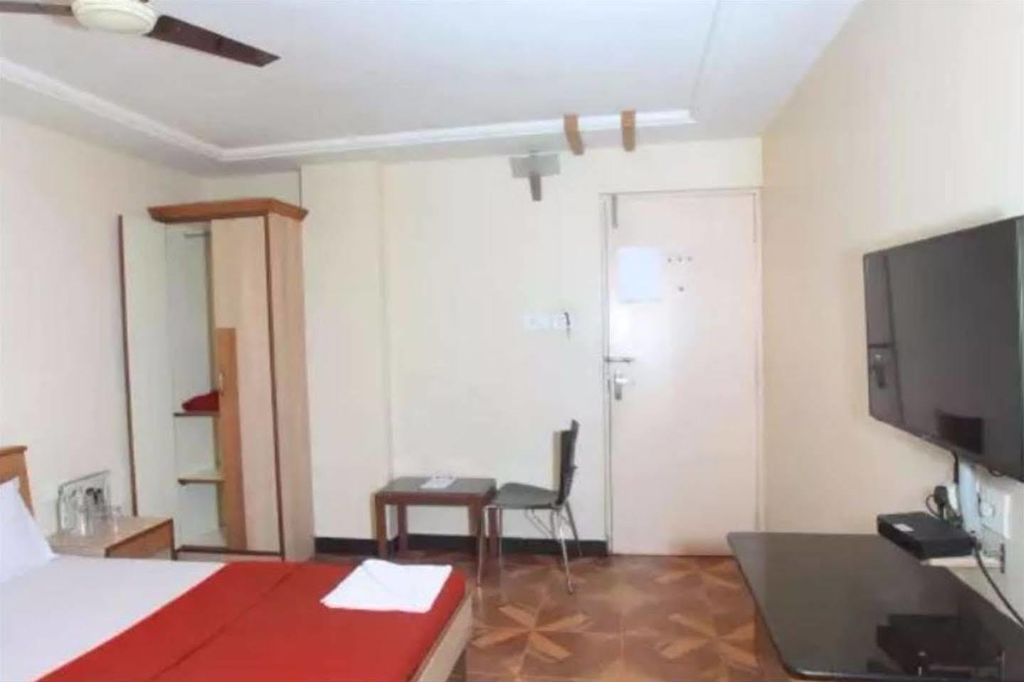 Hotel S R M Park
