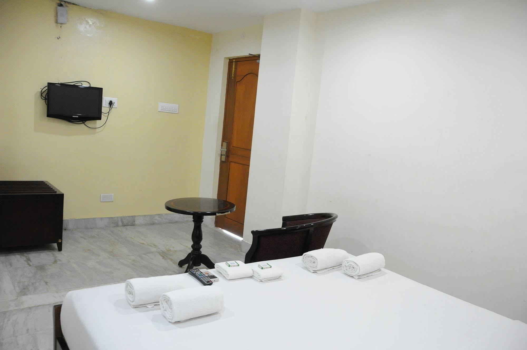 Guest house Lloyds Serviced Apartments, Near Music Academy