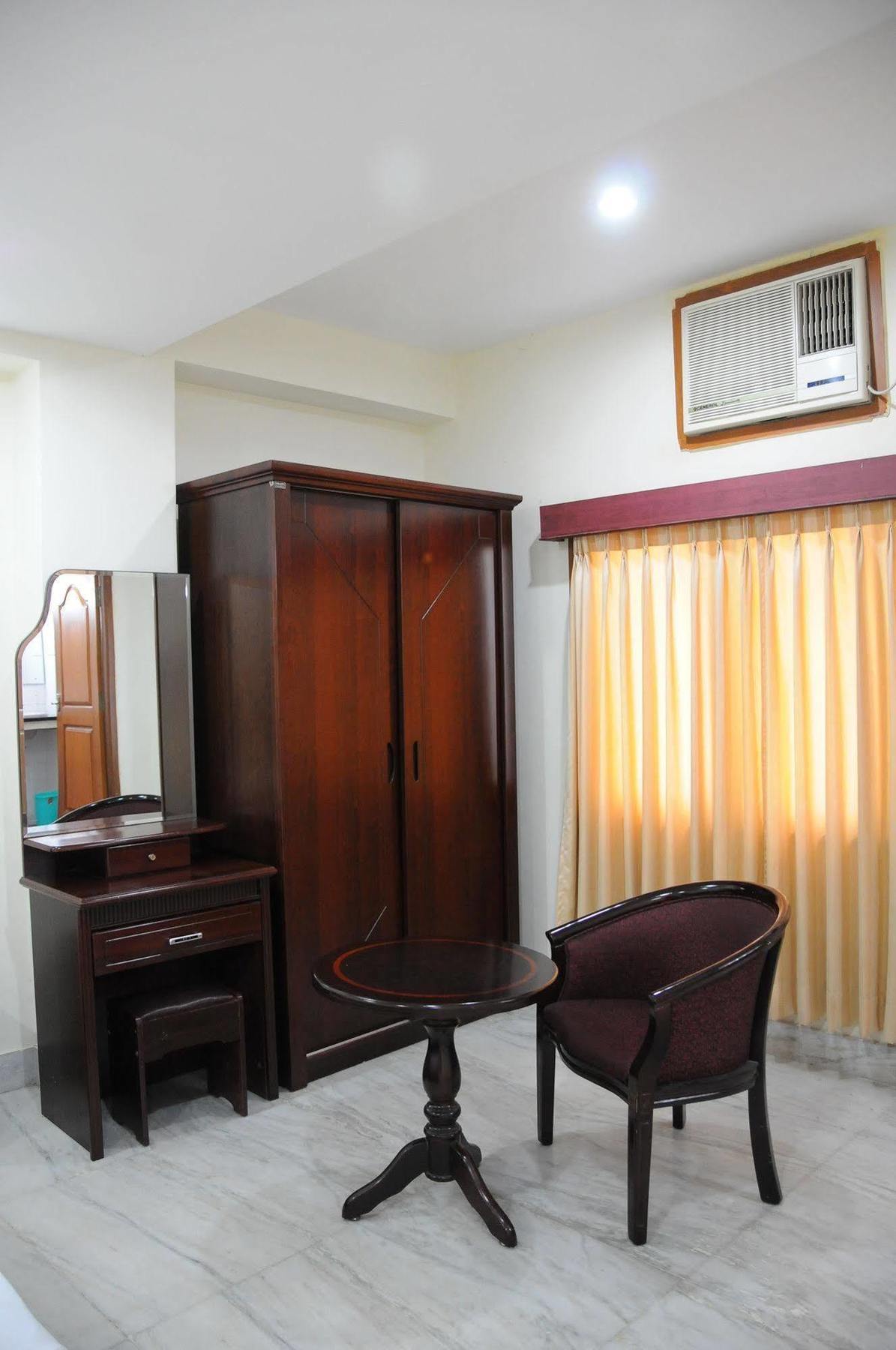 Lloyds Serviced Apartments, Near Music Academy 2*