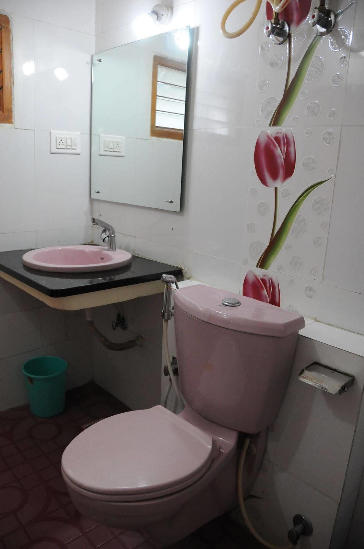 Lloyds Serviced Apartments, Near Music Academy 2*
