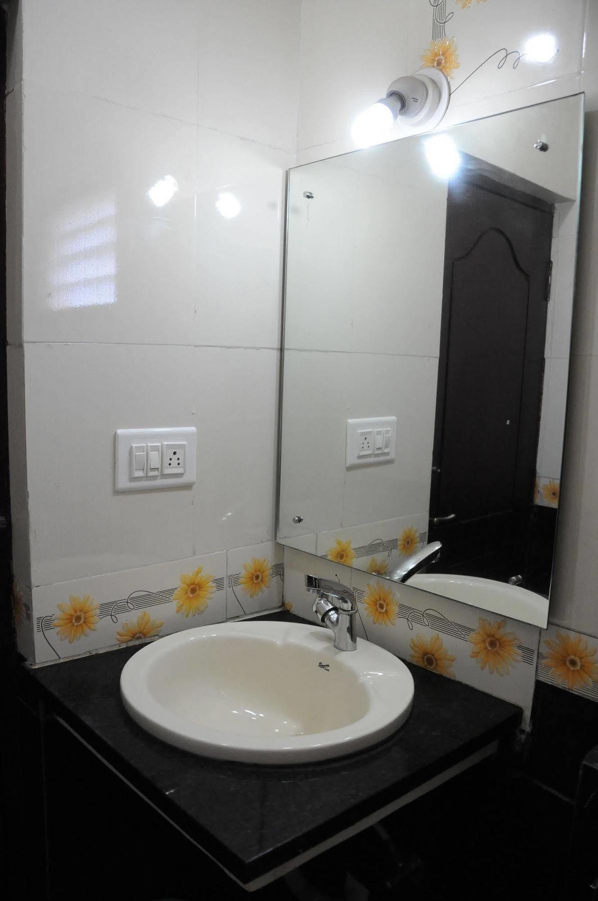 Guest house Lloyds Serviced Apartments, Near Music Academy