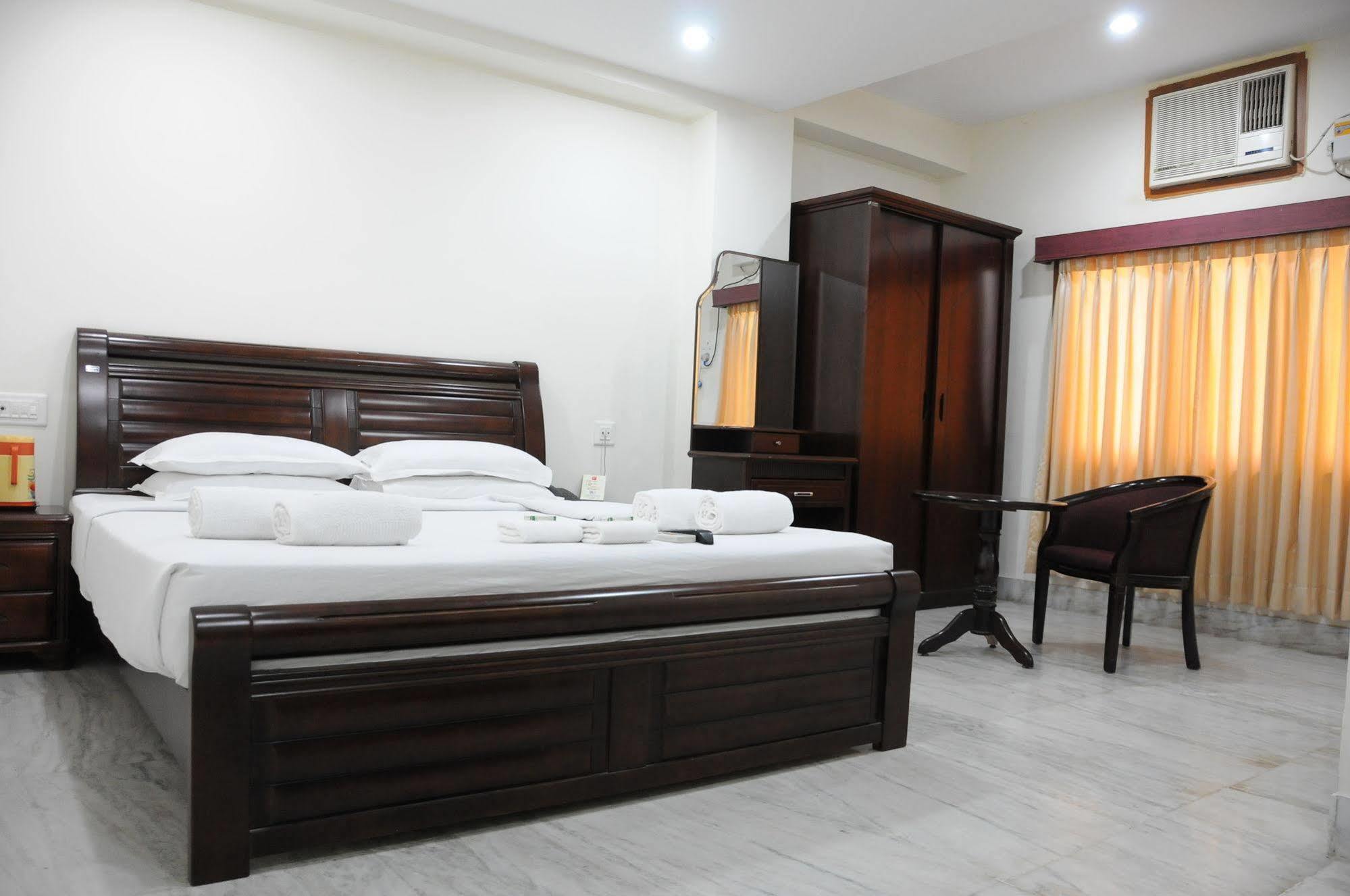 Lloyds Serviced Apartments, Near Music Academy 2*