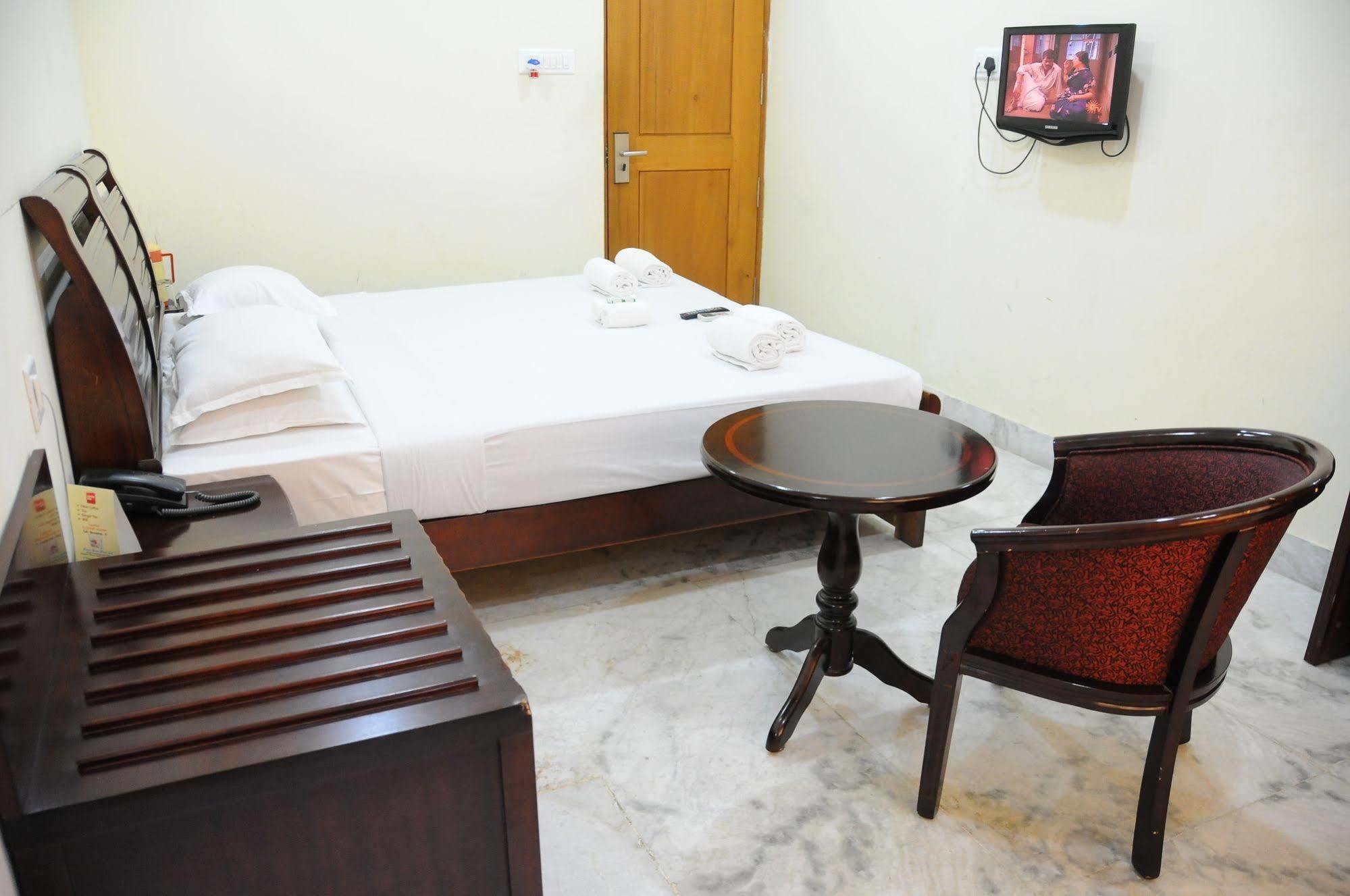 Guest house Lloyds Serviced Apartments, Near Music Academy