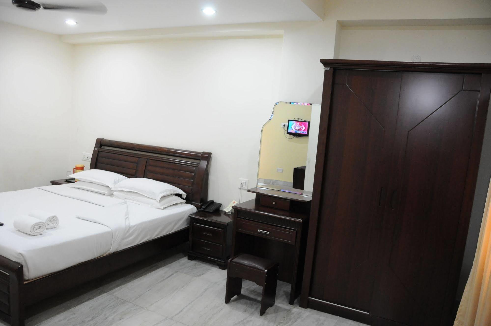 Lloyds Serviced Apartments, Near Music Academy 2* Chennai