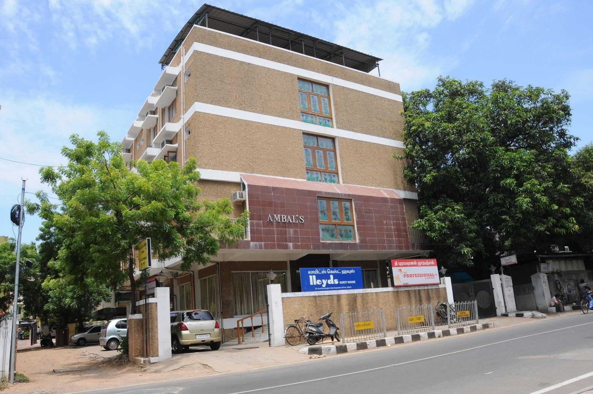 Guest house Lloyds Serviced Apartments, Near Music Academy
