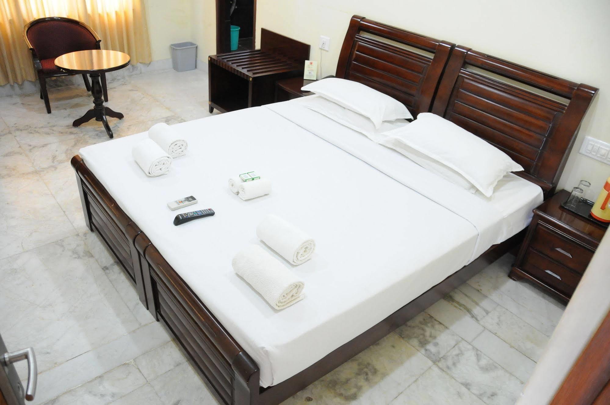 Guest house Lloyds Serviced Apartments, Near Music Academy