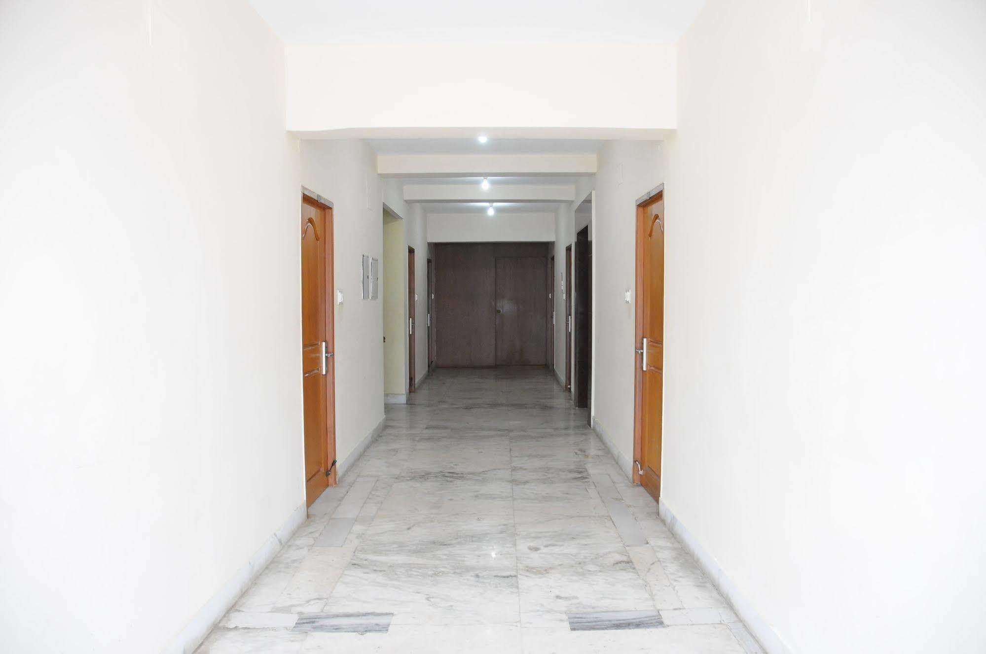 Lloyds Serviced Apartments, Near Music Academy Guest house Chennai