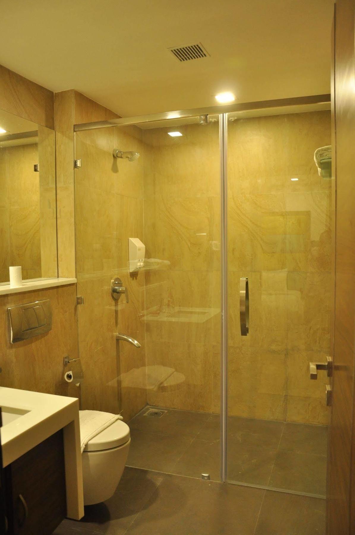 Hotel La Woods Chennai