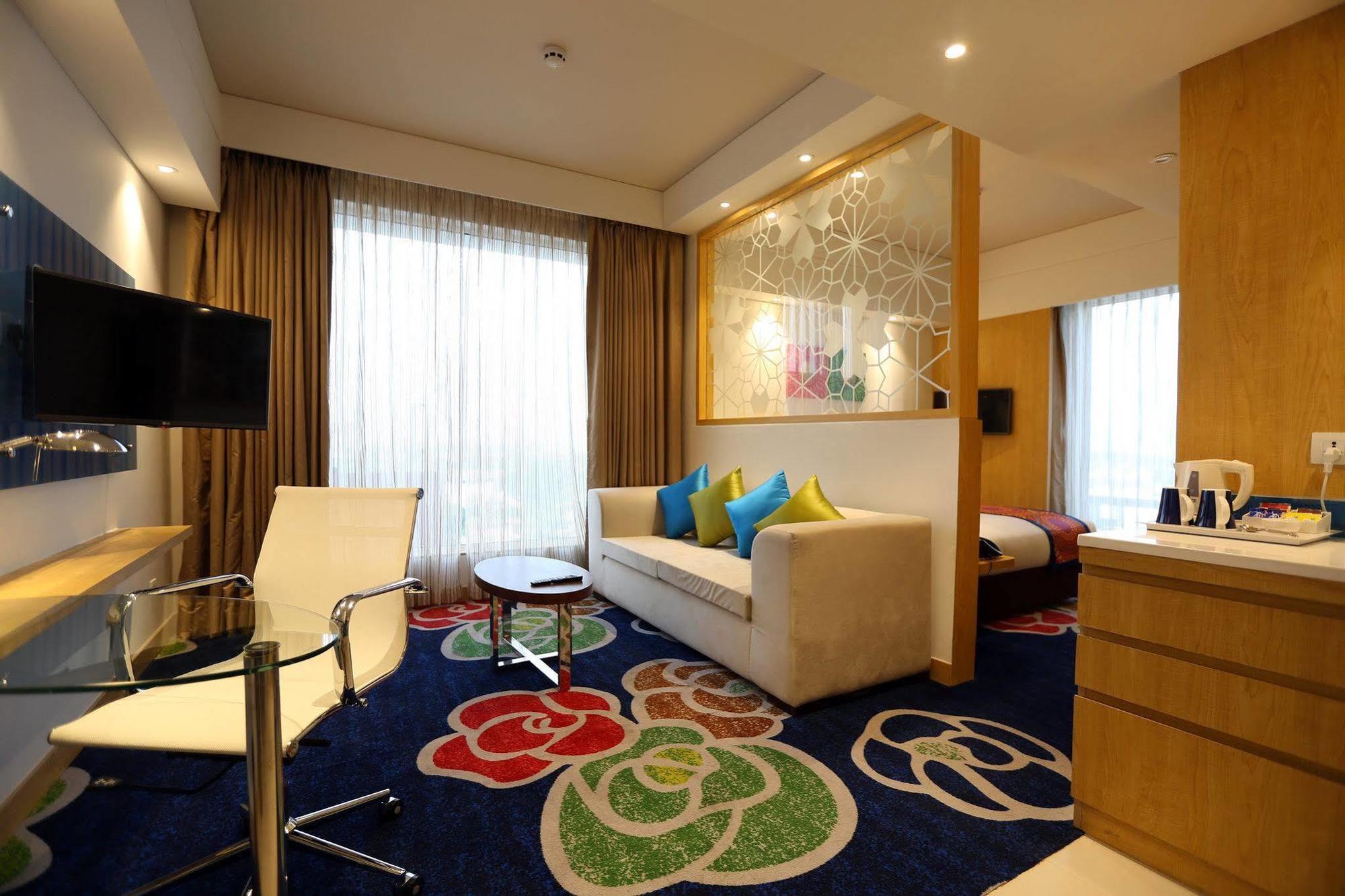 Express Old Mahabalipuram Road Hotel 4*