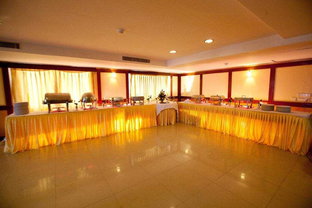 Priyadarshini Park Hotel 3*