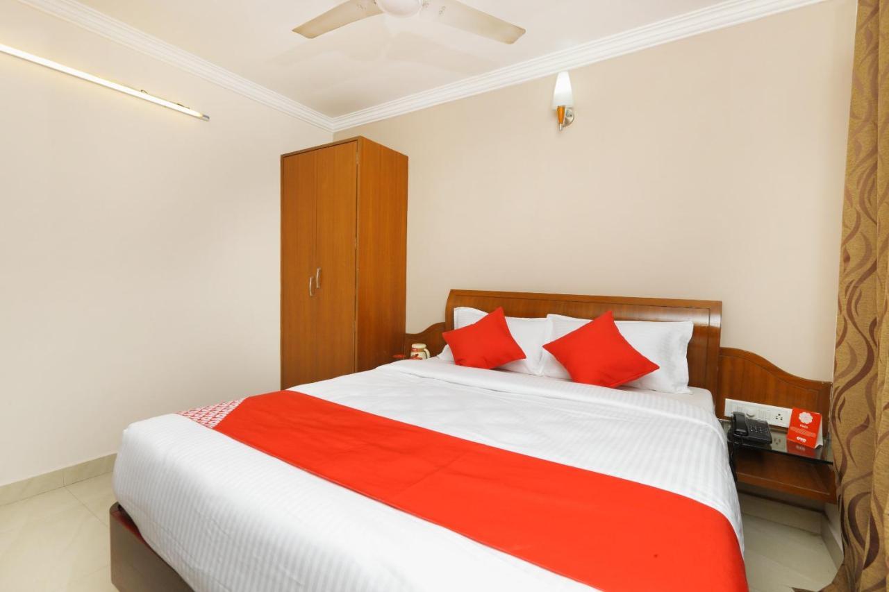 Oyo 15963 Manor Hotel