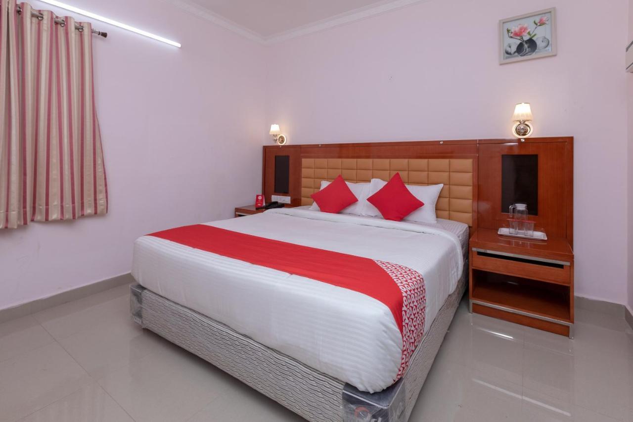 Oyo 17224 Swarnam Residency 3*