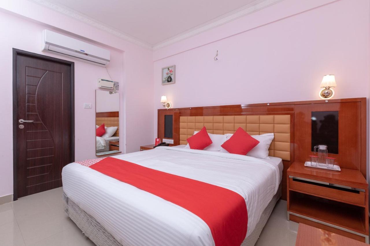 Oyo 17224 Swarnam Residency 3*