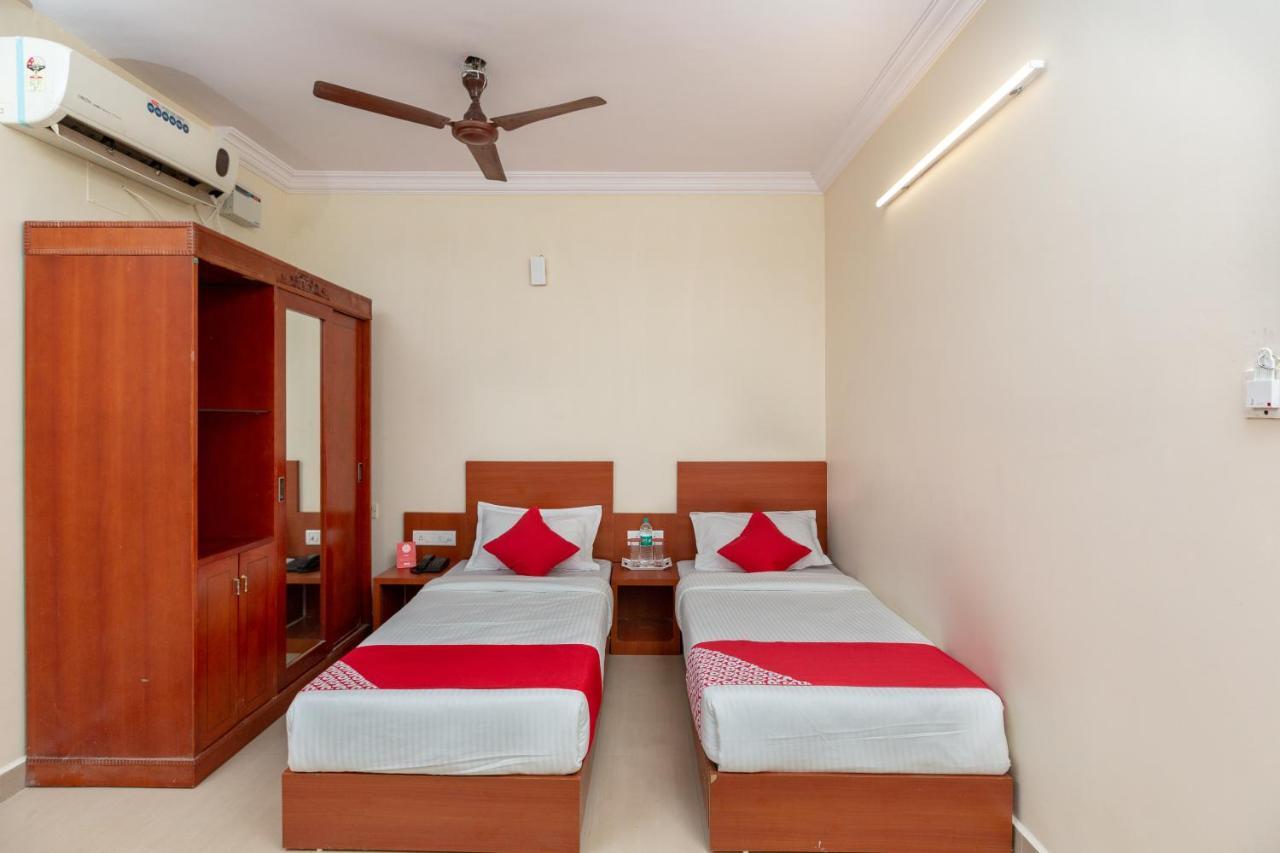 Oyo 22105 Half Moon Hotel 2*