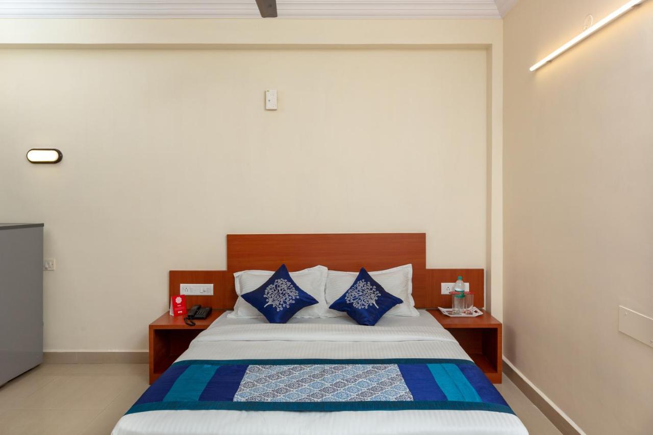 Oyo 22105 Half Moon Hotel