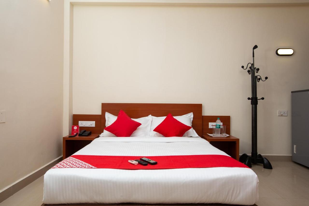 Oyo 22105 Half Moon Hotel
