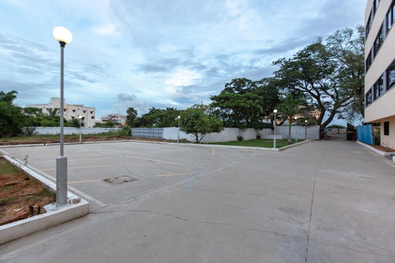 Oyo 22105 Half Moon Hotel 2*