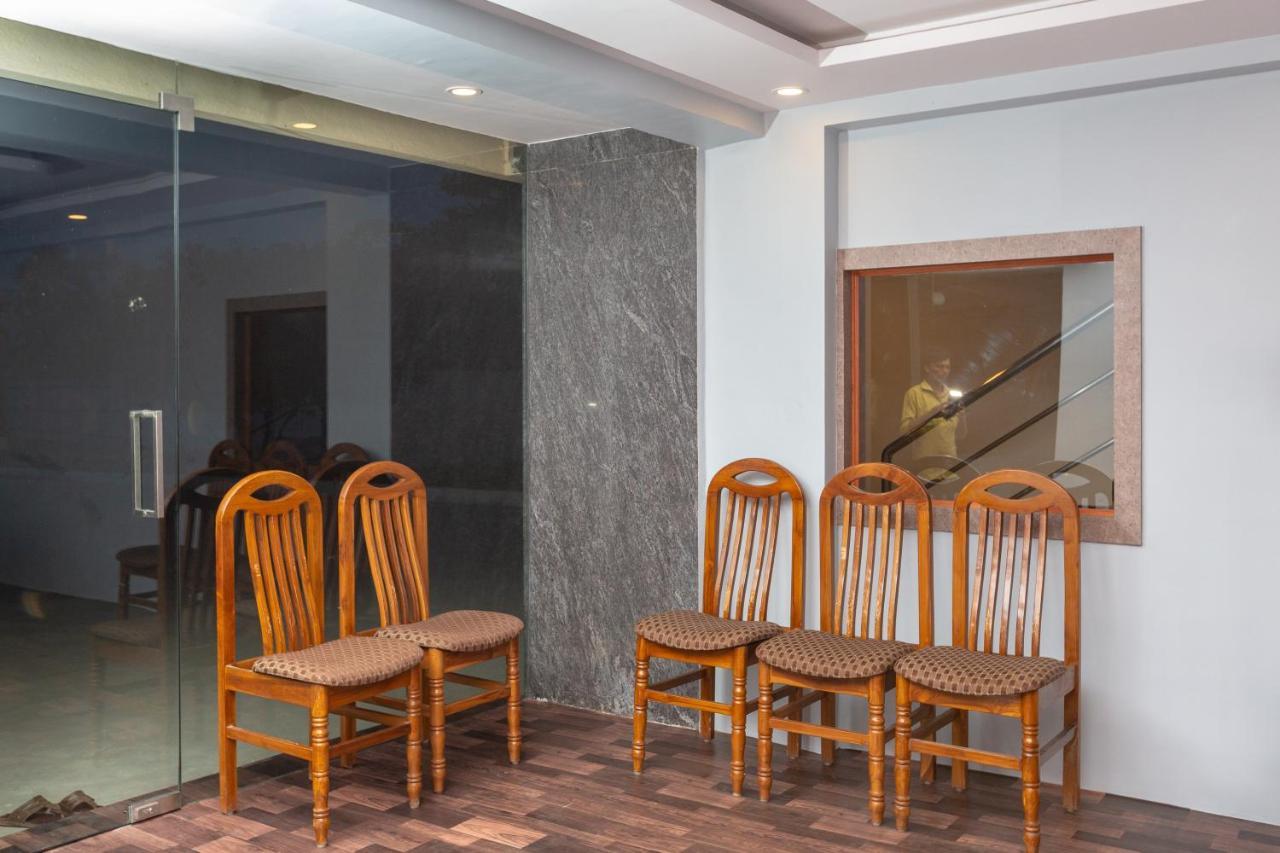 Oyo 22105 Half Moon 2* Chennai