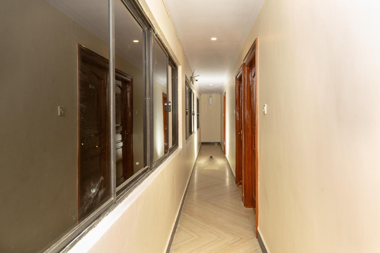 Oyo 22105 Half Moon Hotel