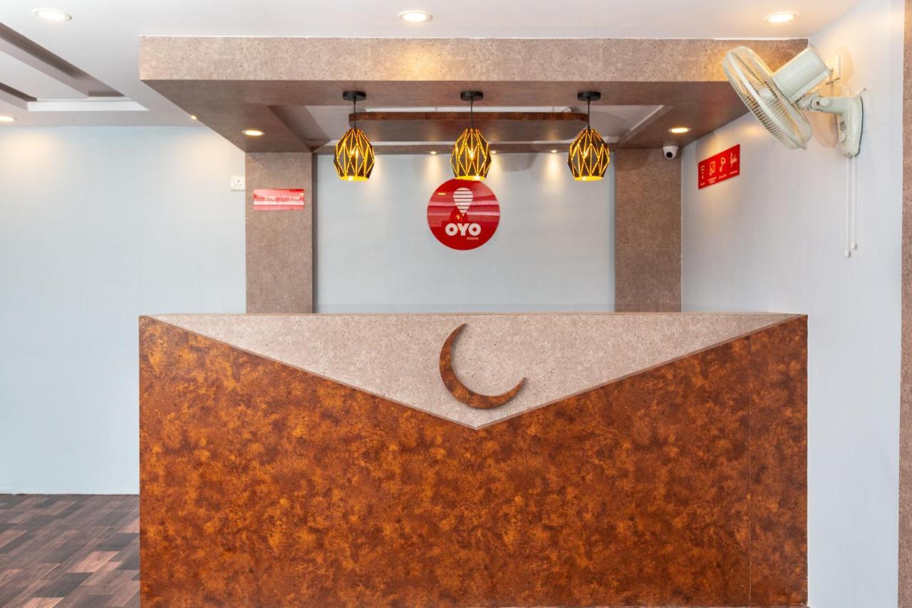 Oyo 22105 Half Moon Chennai