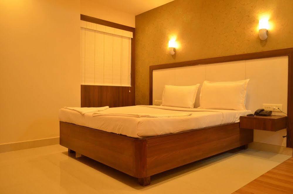 Hotel Oyo 4324 Emerald Manor 3*