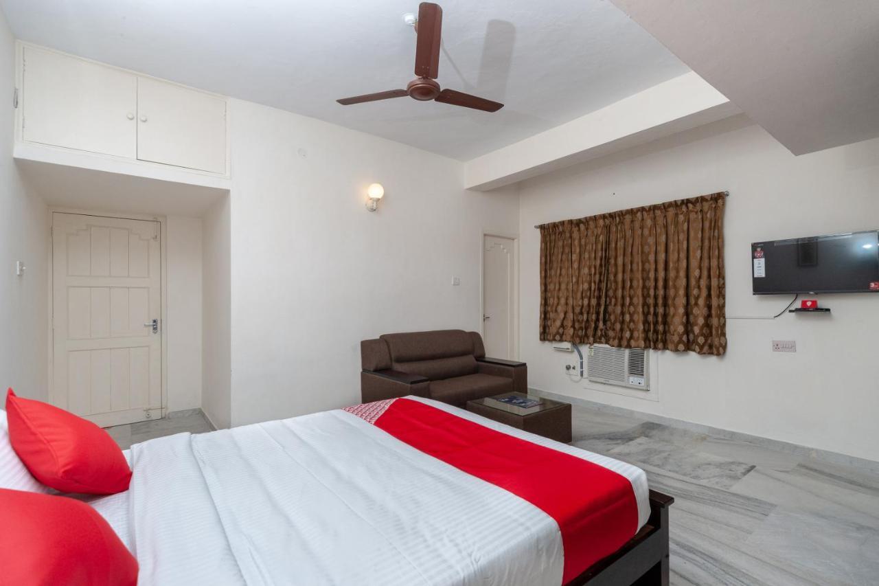 Oyo 24168 Amrita Hotel