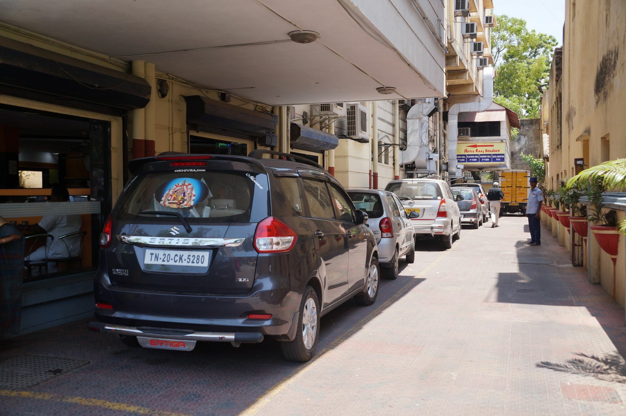 Hotel Oyo 5377 Raaj Bhaavan *