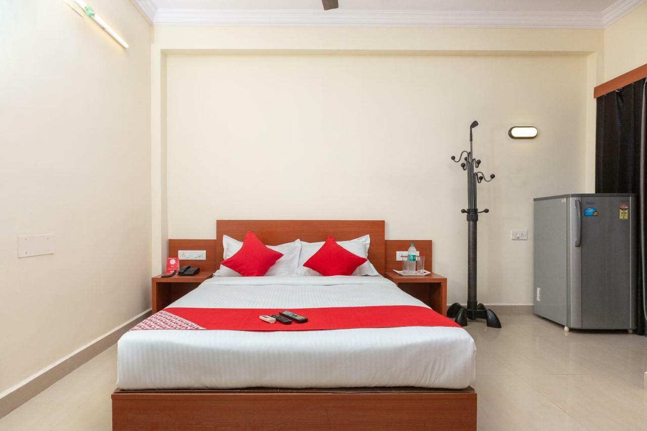 Oyo 22105 Half Moon Hotel