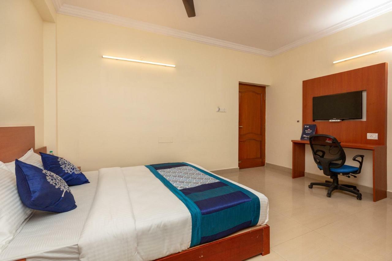 Hotel Oyo 22105 Half Moon Chennai