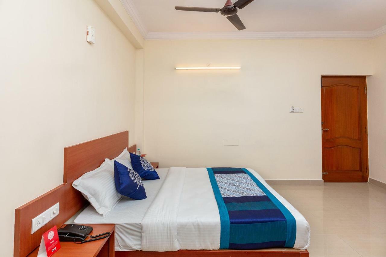 Oyo 22105 Half Moon Chennai