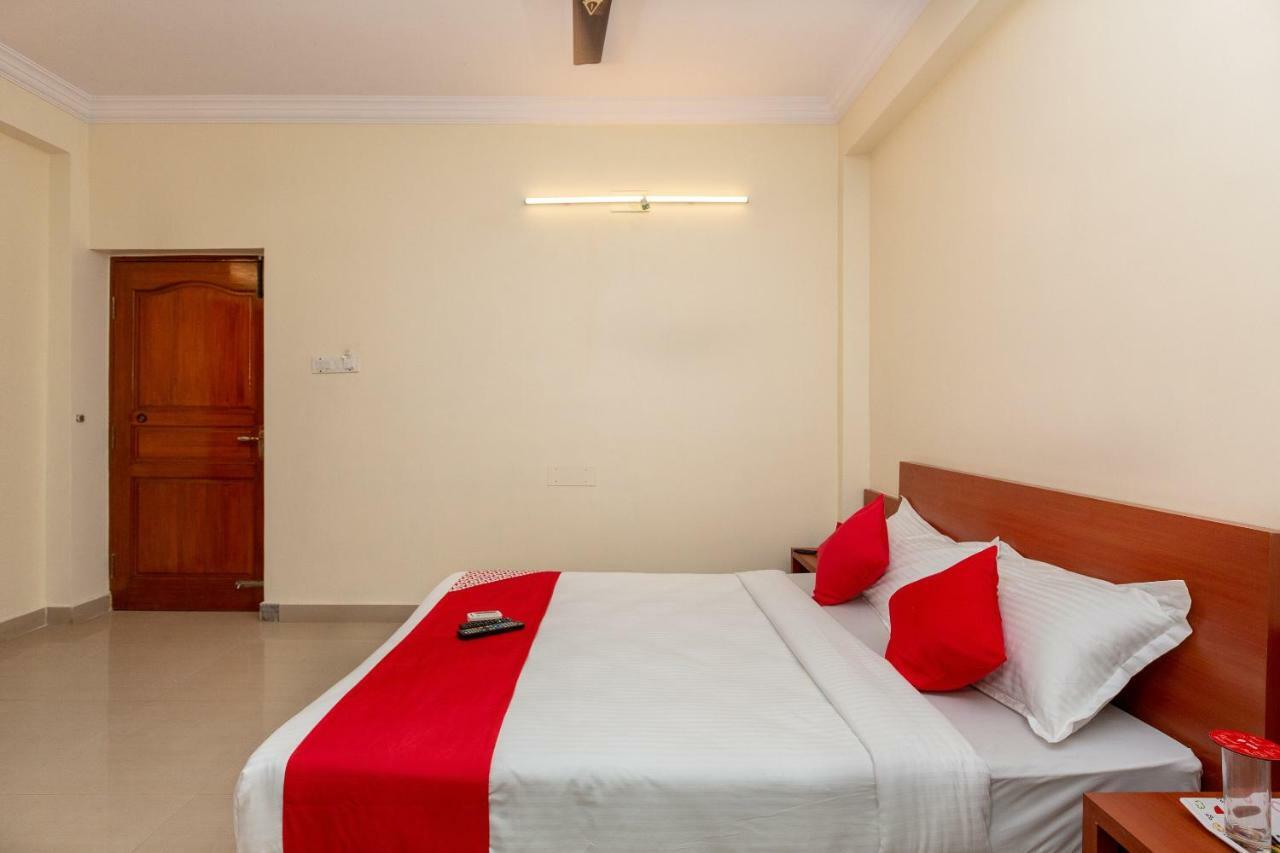 Hotel Oyo 22105 Half Moon Chennai